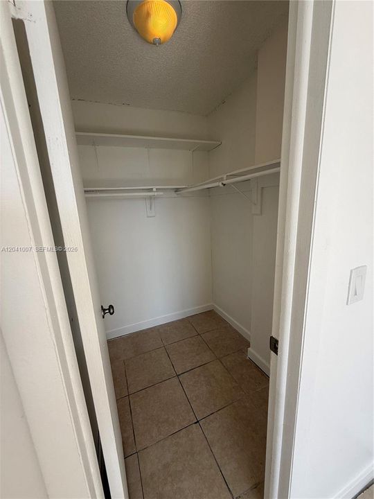 For Rent: $1,900 (2 beds, 1 baths, 1025 Square Feet)