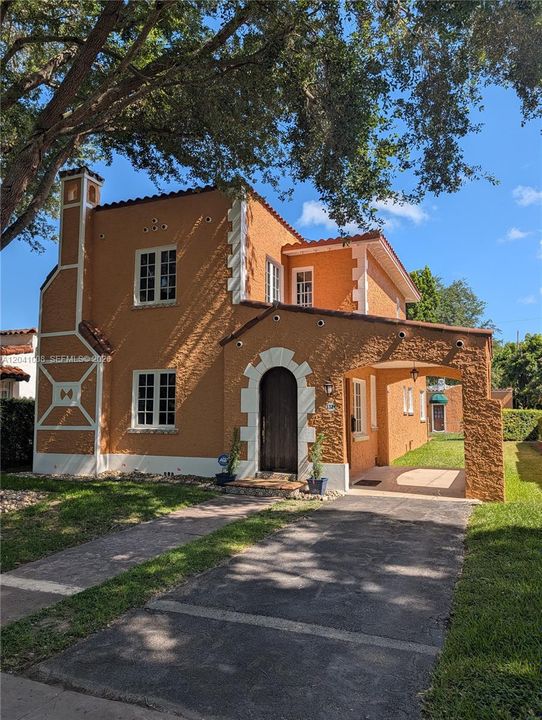 Vintage 1925 OLD SPANISH HOME in North Gables near the Coral Gables Country Club.