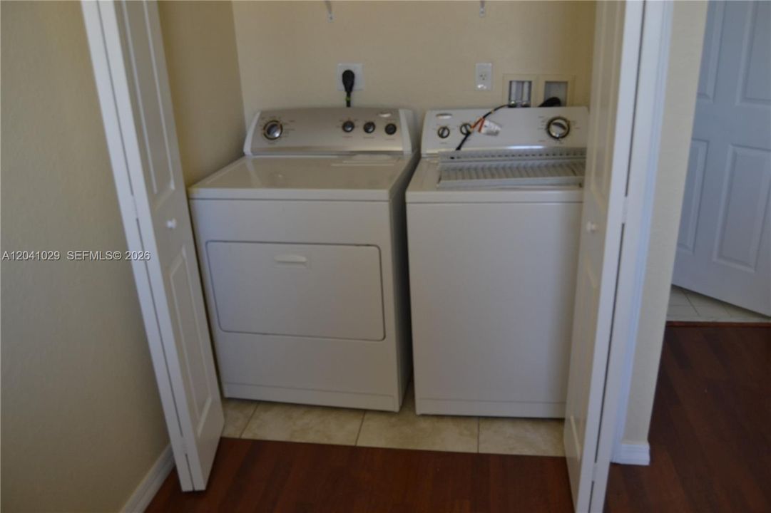 В аренду: $2,900 (3 спален, 2 ванн, 1303 Квадратных фут)
