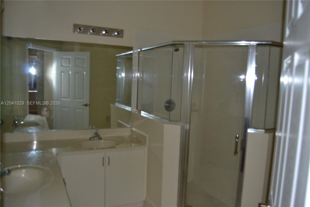 В аренду: $2,900 (3 спален, 2 ванн, 1303 Квадратных фут)