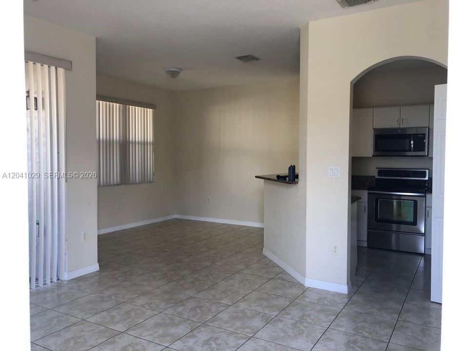 В аренду: $2,900 (3 спален, 2 ванн, 1303 Квадратных фут)