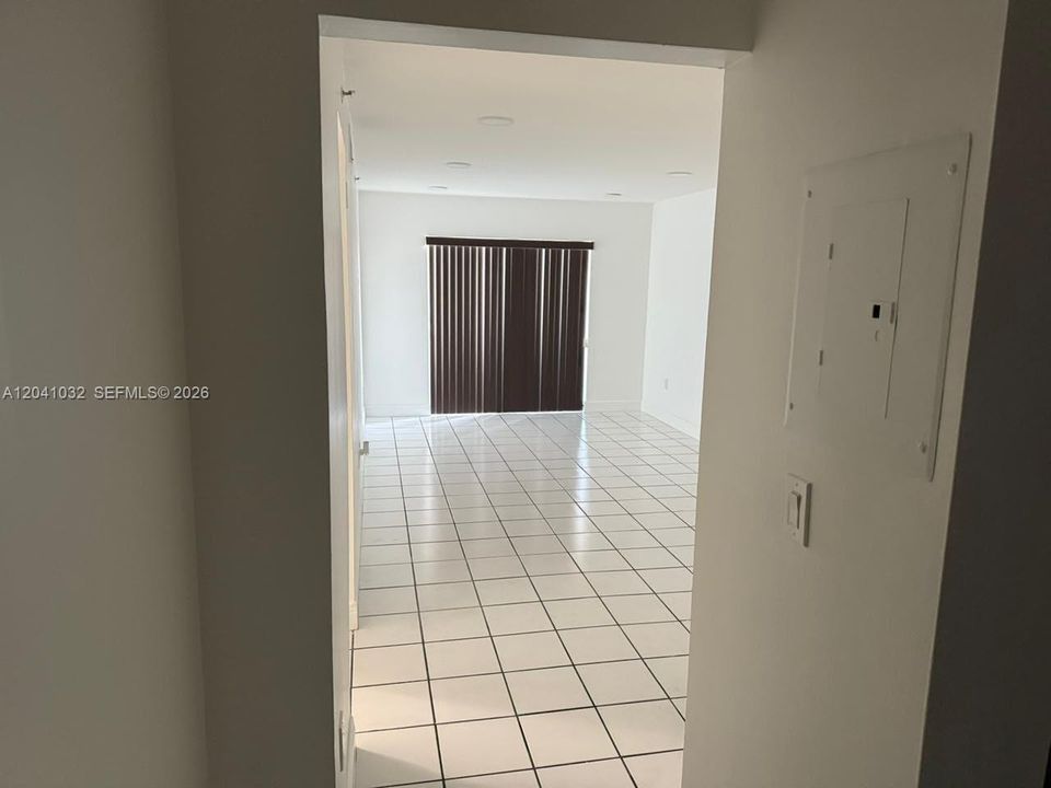For Sale: $255,000 (2 beds, 1 baths, 714 Square Feet)