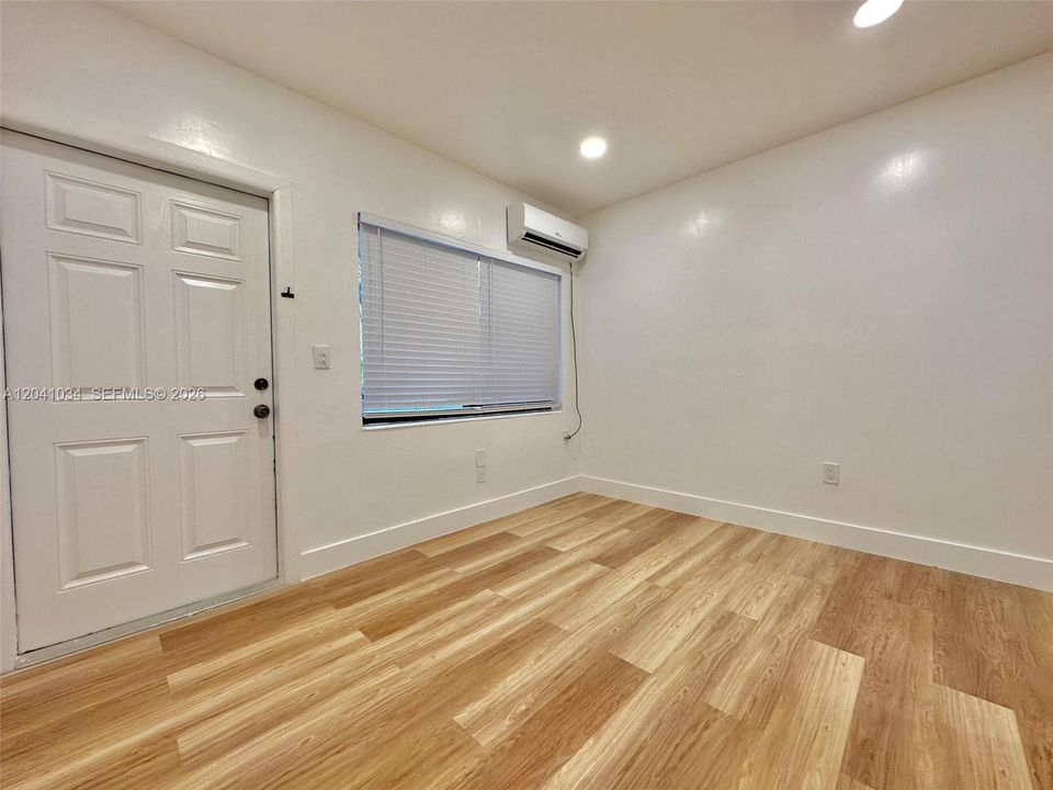 For Rent: $1,750 (1 beds, 1 baths, 700 Square Feet)