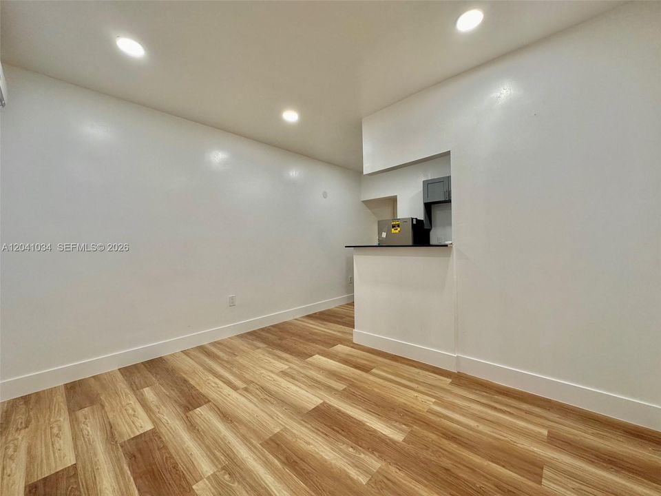 For Rent: $1,750 (1 beds, 1 baths, 700 Square Feet)
