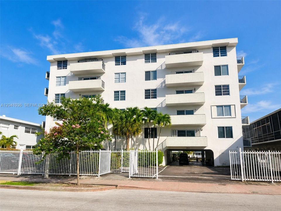 For Sale: $349,000 (2 beds, 2 baths, 1086 Square Feet)