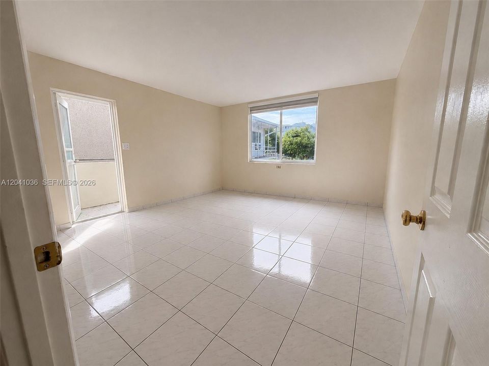 For Sale: $349,000 (2 beds, 2 baths, 1086 Square Feet)