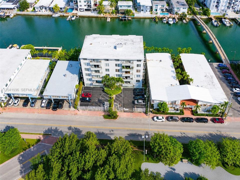 For Sale: $349,000 (2 beds, 2 baths, 1086 Square Feet)