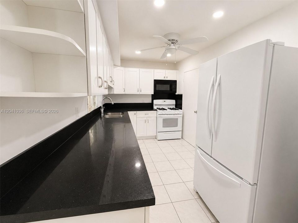 For Sale: $349,000 (2 beds, 2 baths, 1086 Square Feet)