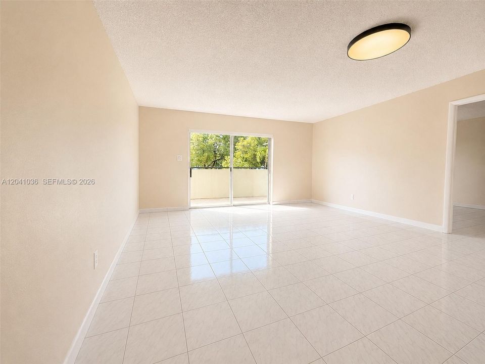 For Sale: $349,000 (2 beds, 2 baths, 1086 Square Feet)
