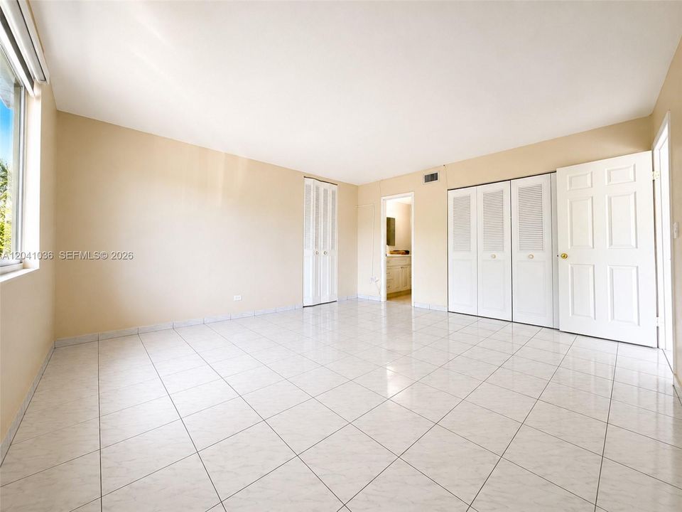 For Sale: $349,000 (2 beds, 2 baths, 1086 Square Feet)