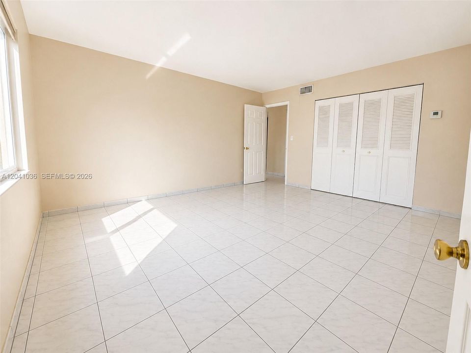 For Sale: $349,000 (2 beds, 2 baths, 1086 Square Feet)