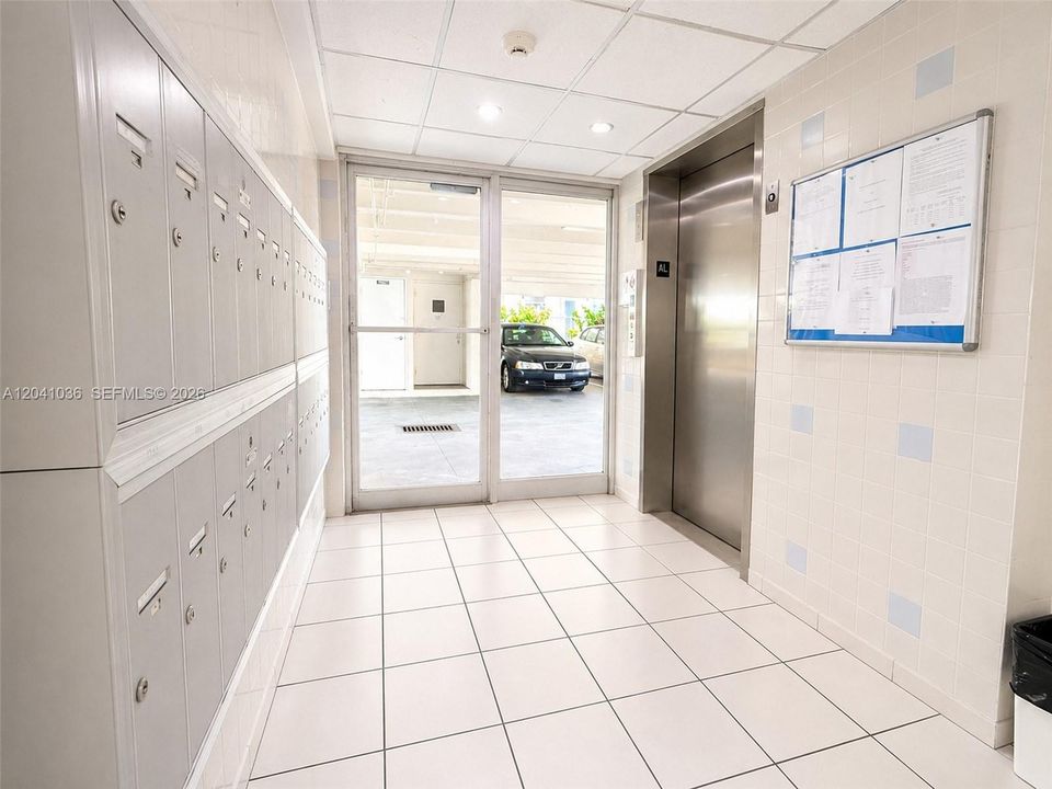 For Sale: $349,000 (2 beds, 2 baths, 1086 Square Feet)