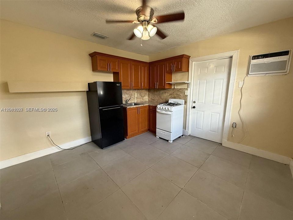 For Rent: $1,275 (0 beds, 1 baths, 375 Square Feet)