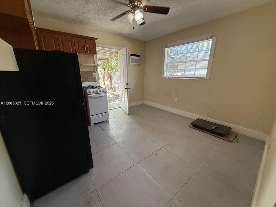 For Rent: $1,275 (0 beds, 1 baths, 375 Square Feet)