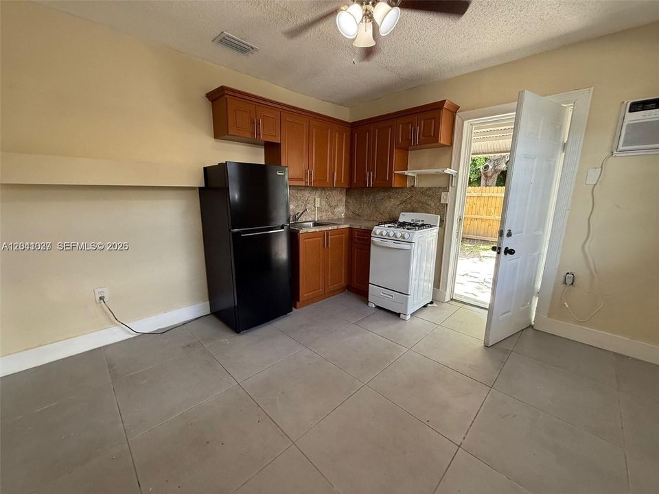 For Rent: $1,275 (0 beds, 1 baths, 375 Square Feet)