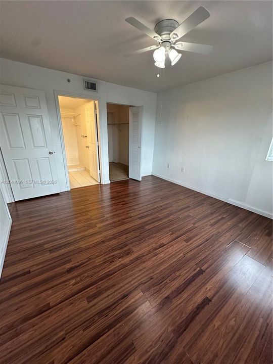 For Sale: $218,000 (2 beds, 2 baths, 895 Square Feet)