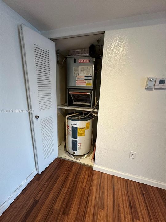 For Sale: $218,000 (2 beds, 2 baths, 895 Square Feet)