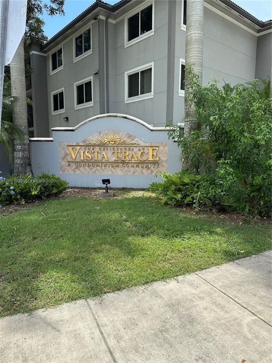 For Sale: $218,000 (2 beds, 2 baths, 895 Square Feet)