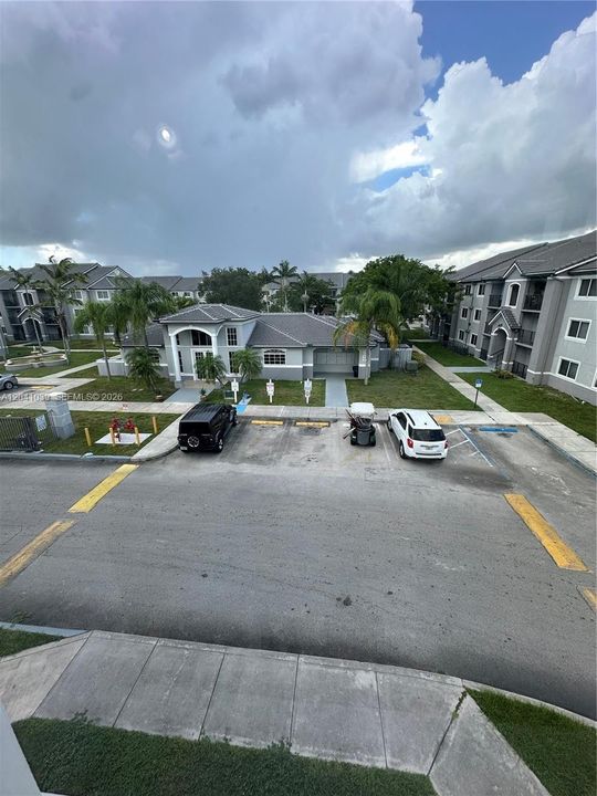 For Sale: $218,000 (2 beds, 2 baths, 895 Square Feet)