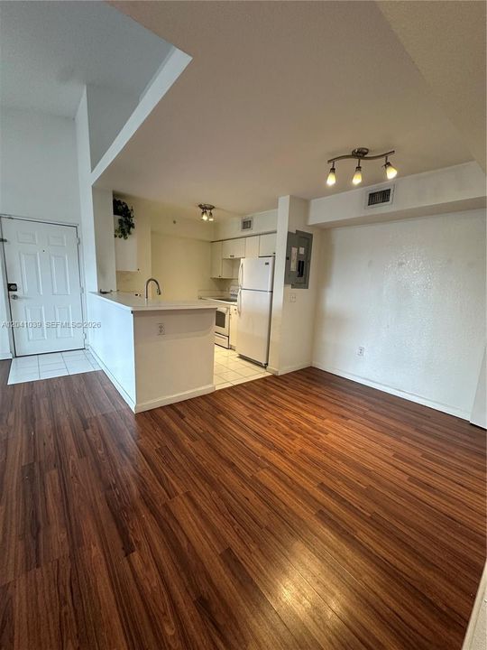For Sale: $218,000 (2 beds, 2 baths, 895 Square Feet)