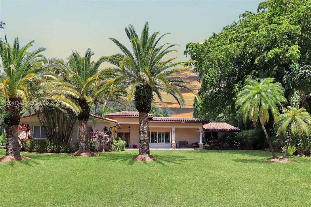 En Venta: $2,200,000 (5 camas, 4 baños, 3200 Pies cuadrados)