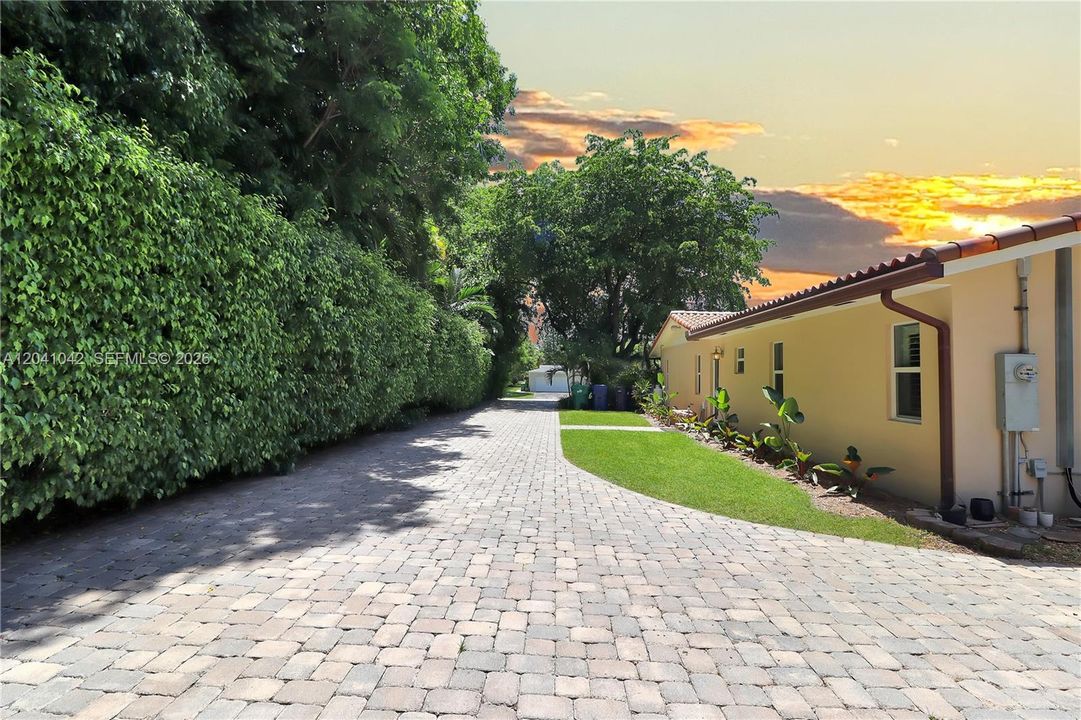 En Venta: $2,200,000 (5 camas, 4 baños, 3200 Pies cuadrados)