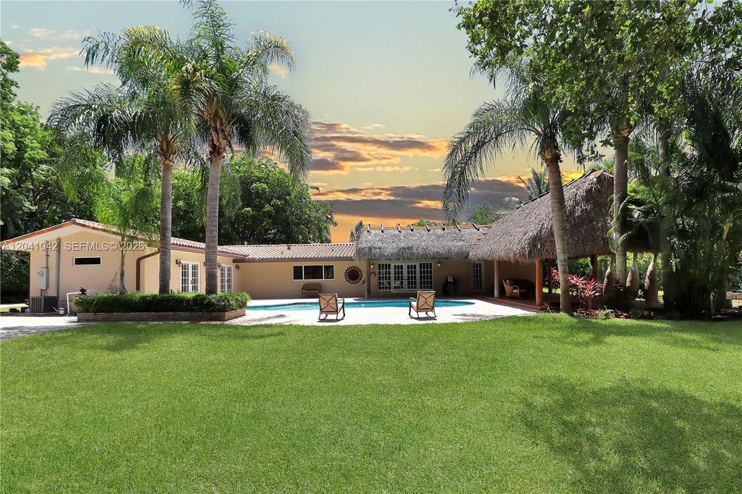 En Venta: $2,200,000 (5 camas, 4 baños, 3200 Pies cuadrados)