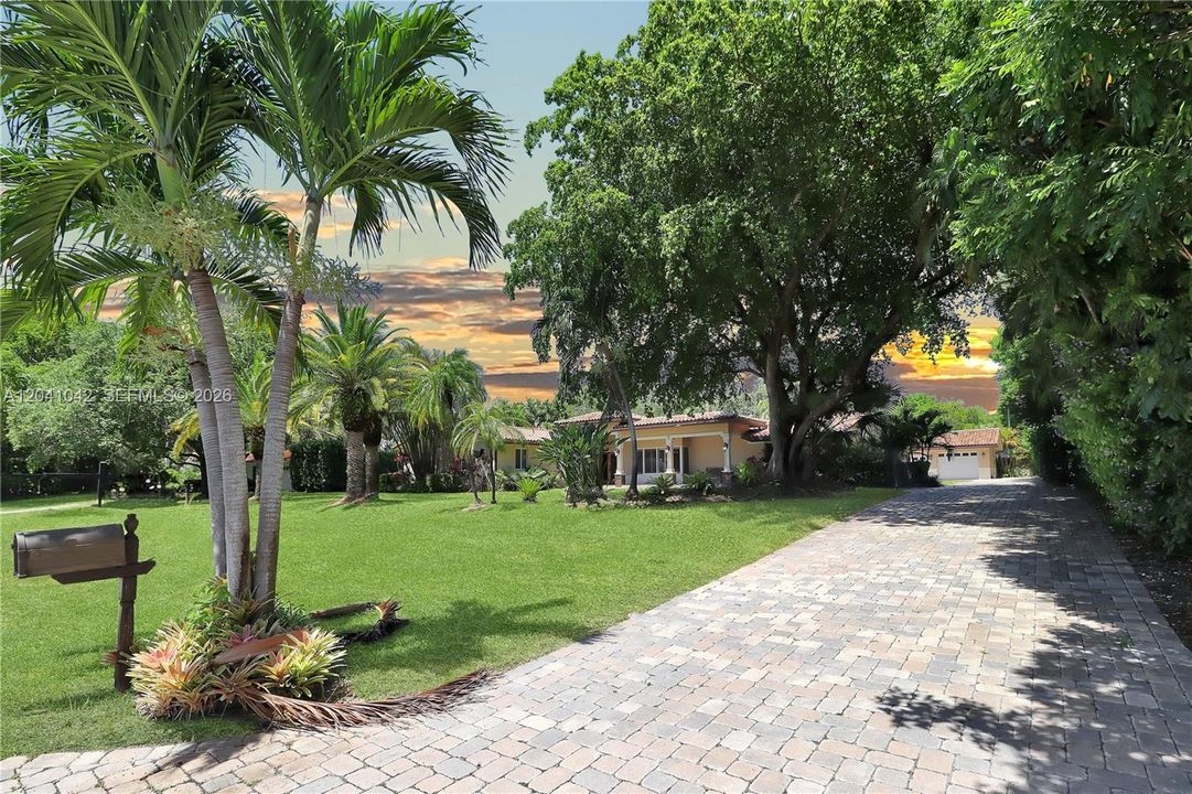 En Venta: $2,200,000 (5 camas, 4 baños, 3200 Pies cuadrados)