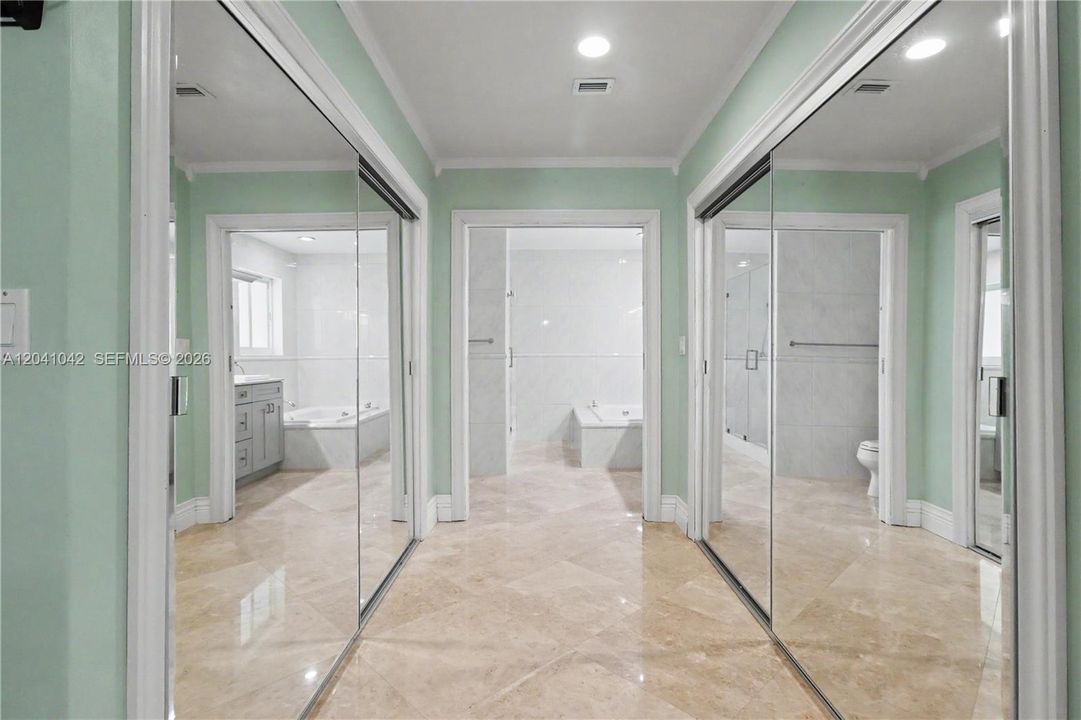 En Venta: $2,200,000 (5 camas, 4 baños, 3200 Pies cuadrados)