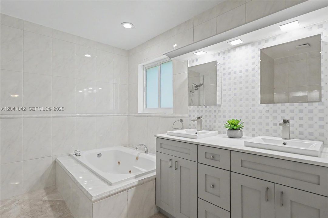 En Venta: $2,200,000 (5 camas, 4 baños, 3200 Pies cuadrados)