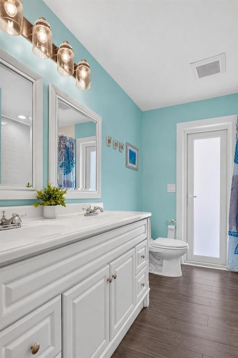 Bathroom 2 with Tub