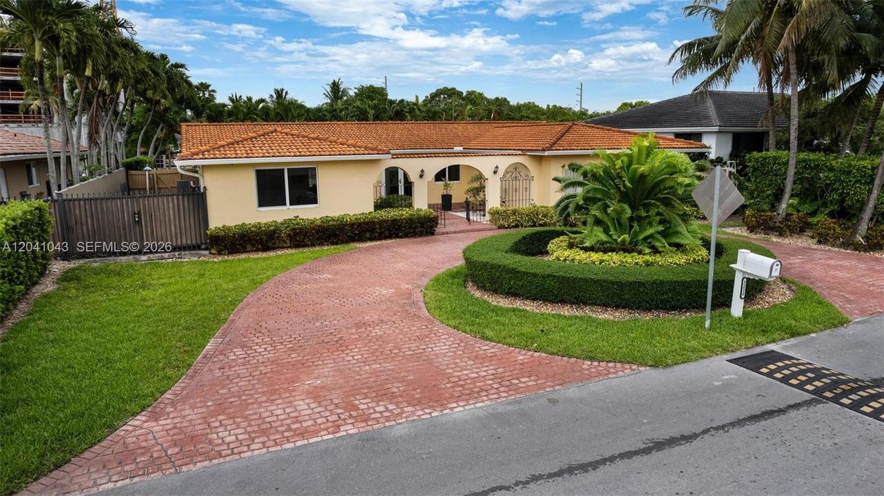 En Venta: $2,695,000 (4 camas, 3 baños, 1964 Pies cuadrados)
