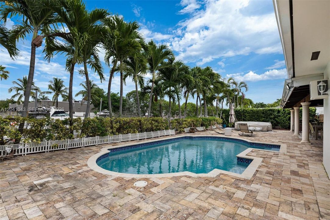 En Venta: $2,695,000 (4 camas, 3 baños, 1964 Pies cuadrados)