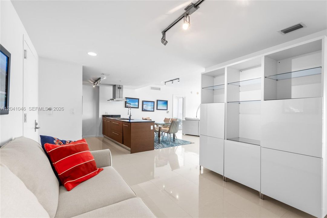 En Venta: $899,000 (2 camas, 2 baños, 1390 Pies cuadrados)