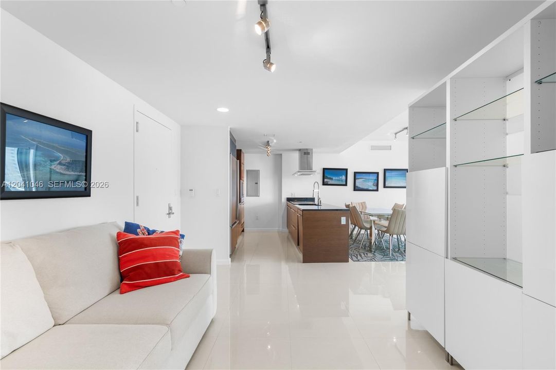 En Venta: $899,000 (2 camas, 2 baños, 1390 Pies cuadrados)