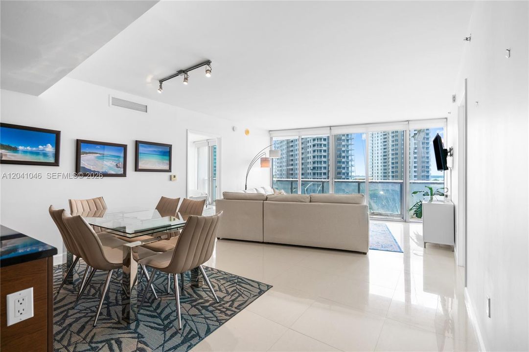 En Venta: $899,000 (2 camas, 2 baños, 1390 Pies cuadrados)