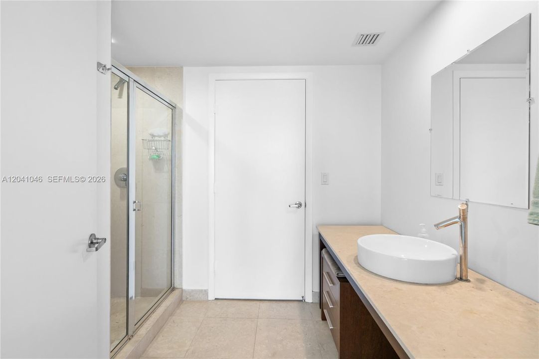 En Venta: $899,000 (2 camas, 2 baños, 1390 Pies cuadrados)