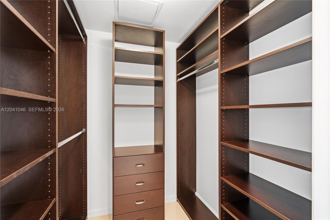 En Venta: $899,000 (2 camas, 2 baños, 1390 Pies cuadrados)