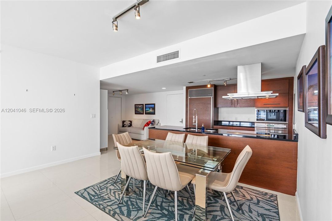 En Venta: $899,000 (2 camas, 2 baños, 1390 Pies cuadrados)