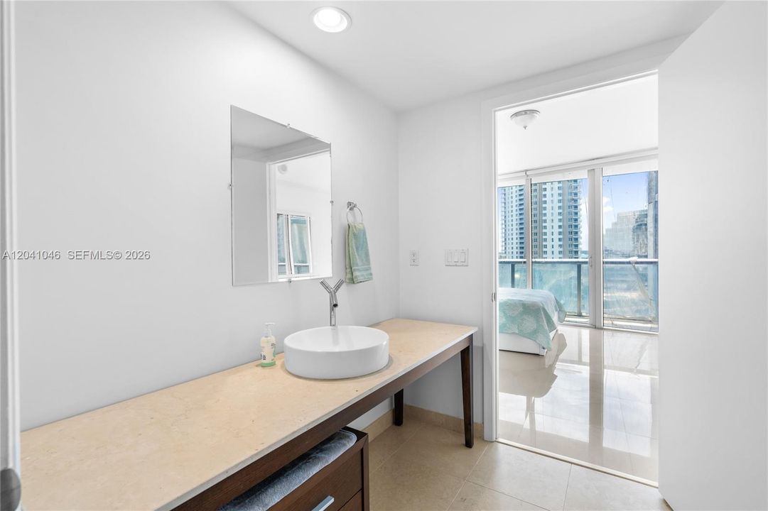 En Venta: $899,000 (2 camas, 2 baños, 1390 Pies cuadrados)