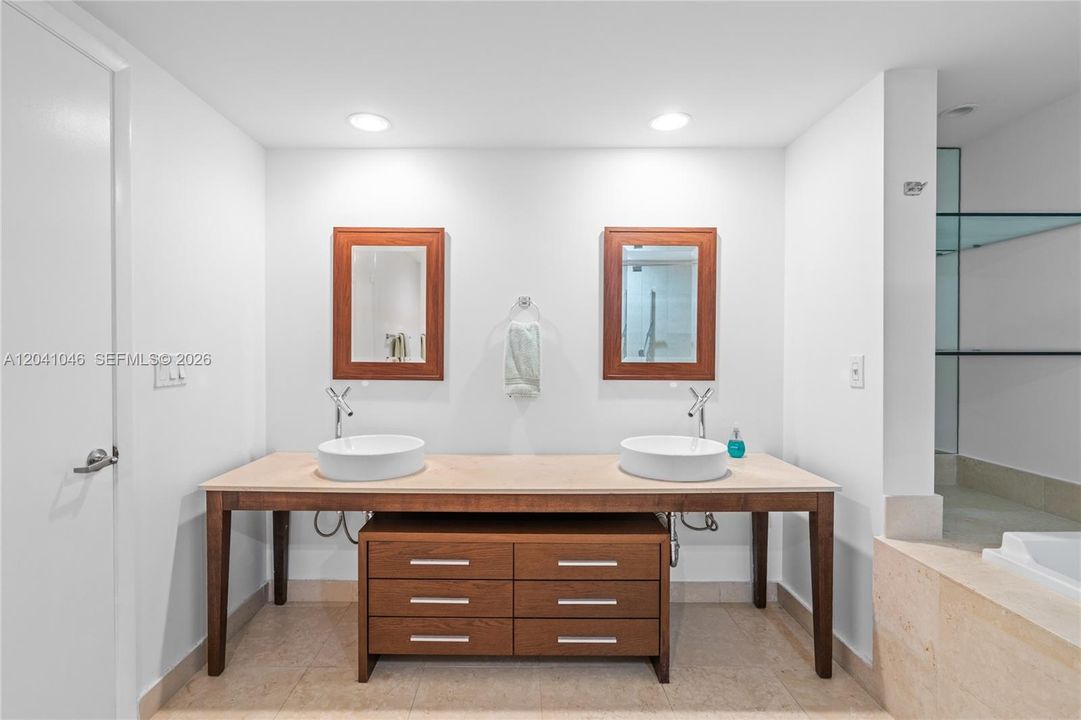 En Venta: $899,000 (2 camas, 2 baños, 1390 Pies cuadrados)