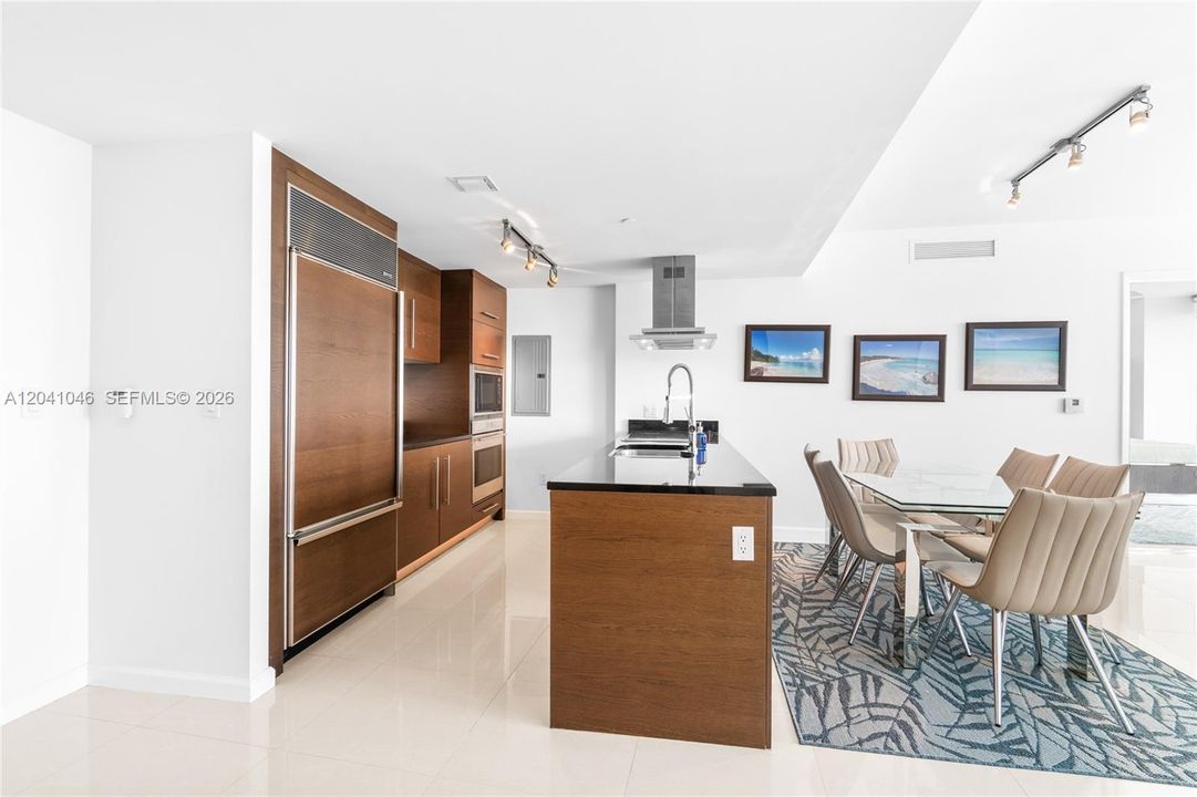 En Venta: $899,000 (2 camas, 2 baños, 1390 Pies cuadrados)