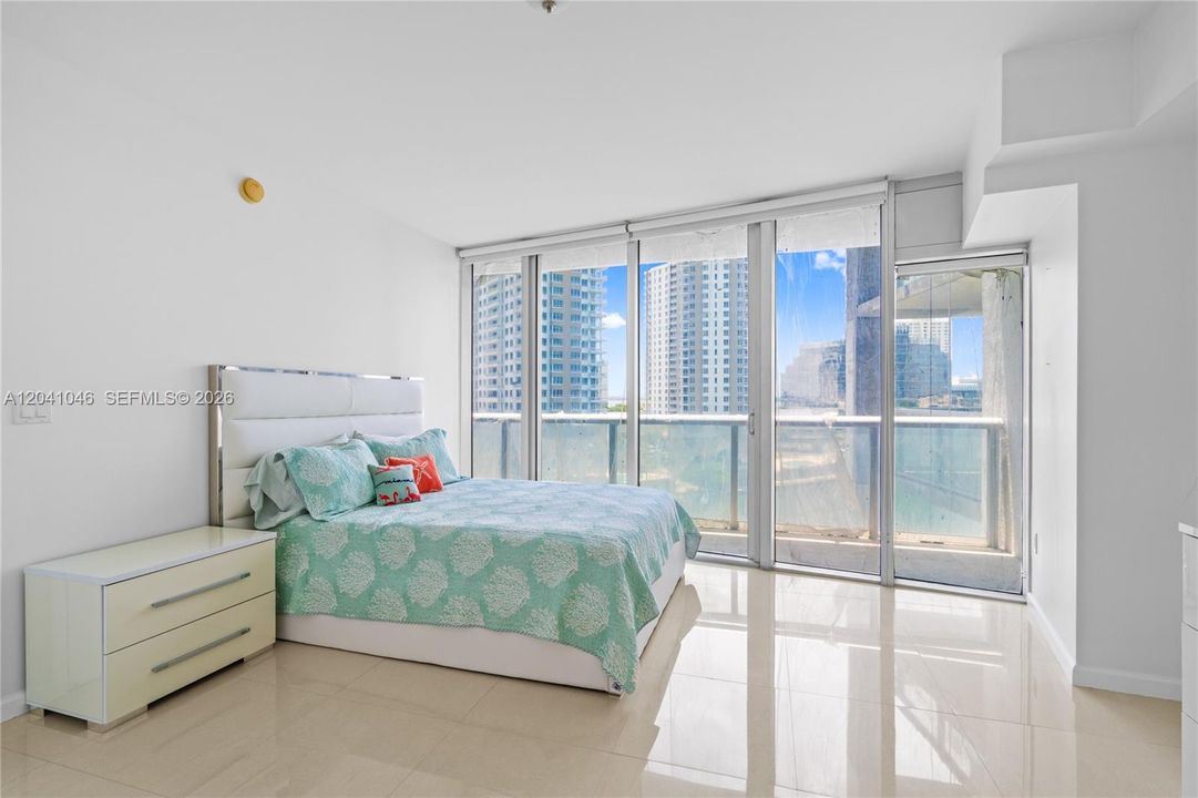 En Venta: $899,000 (2 camas, 2 baños, 1390 Pies cuadrados)