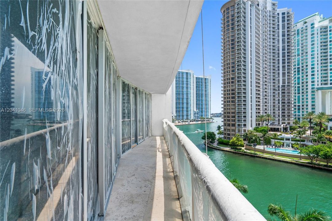 En Venta: $899,000 (2 camas, 2 baños, 1390 Pies cuadrados)