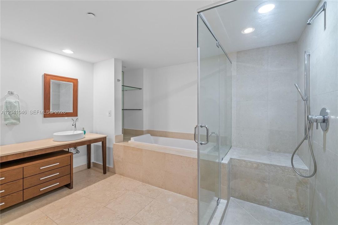 En Venta: $899,000 (2 camas, 2 baños, 1390 Pies cuadrados)