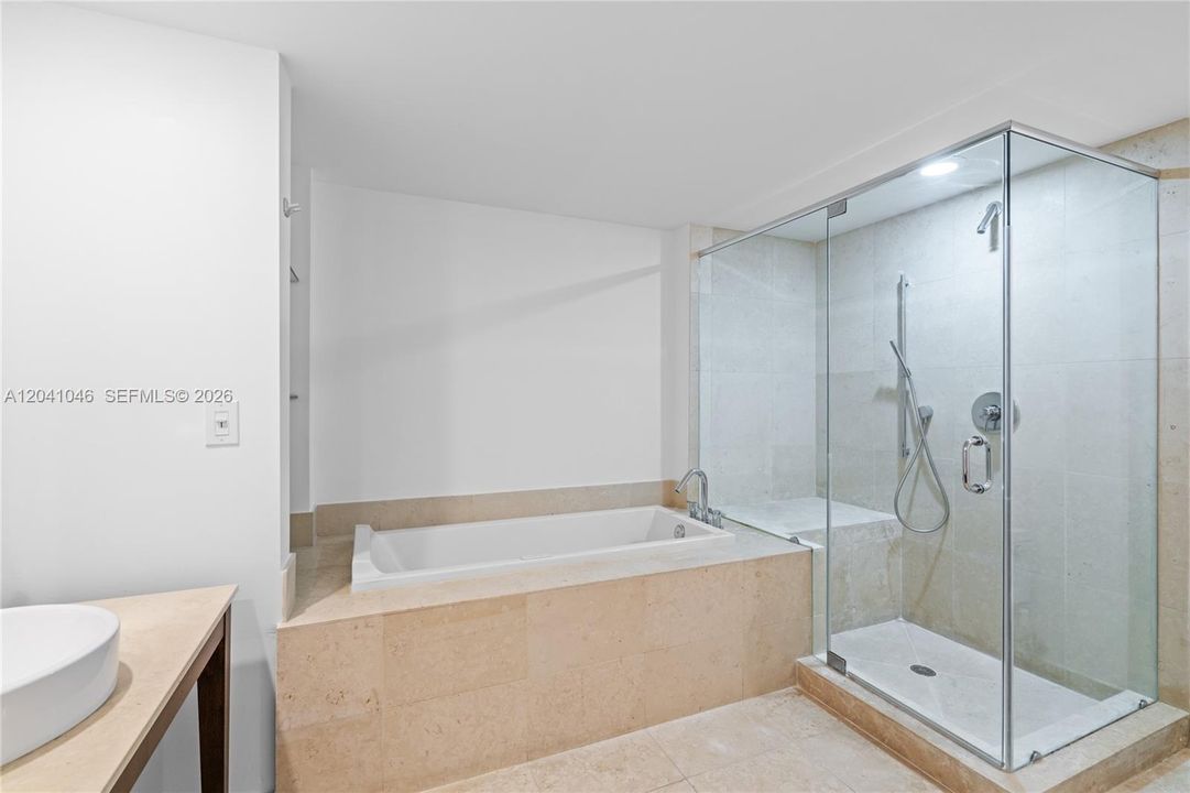 En Venta: $899,000 (2 camas, 2 baños, 1390 Pies cuadrados)
