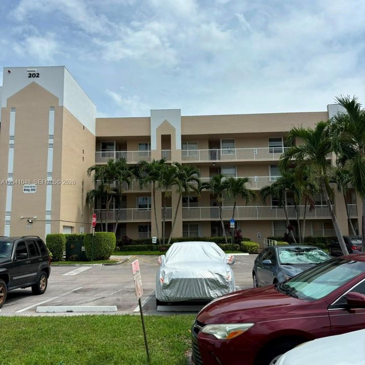 For Sale: $99,900 (2 beds, 2 baths, 1030 Square Feet)