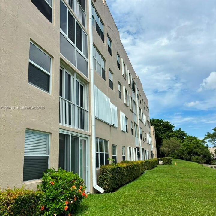 For Sale: $99,900 (2 beds, 2 baths, 1030 Square Feet)