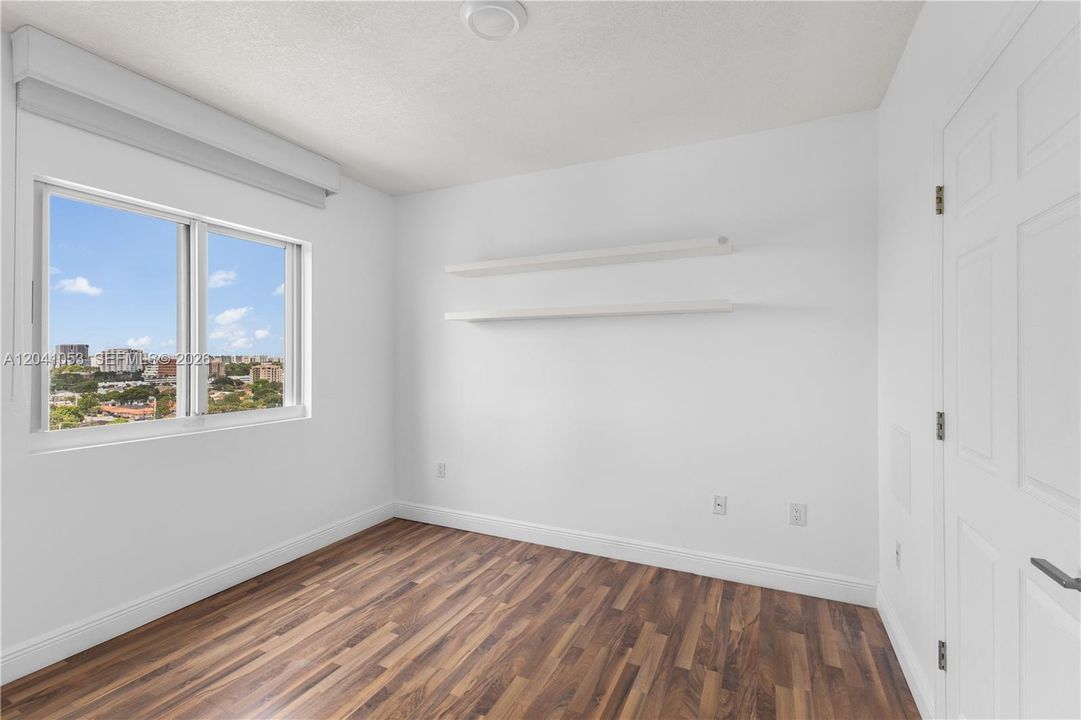 For Sale: $415,000 (2 beds, 2 baths, 828 Square Feet)