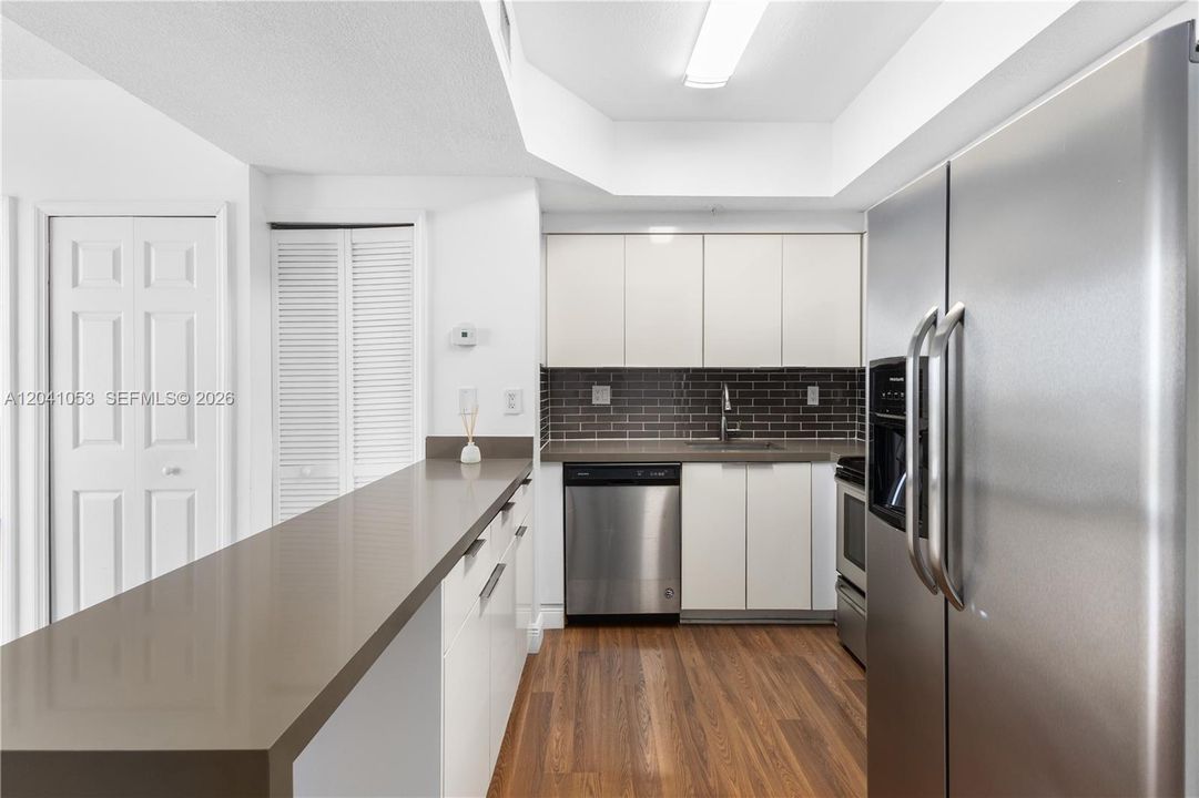 For Sale: $415,000 (2 beds, 2 baths, 828 Square Feet)